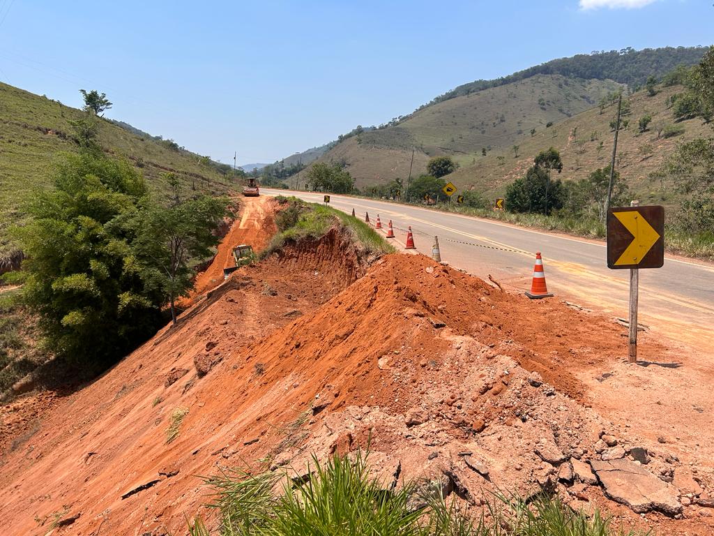 DER – MG ATENDE PEDIDO DO PREFEITO AILTINHO PARA OBRAS DE RECUPERAÇÃO DE TRECHOS DA MG-425