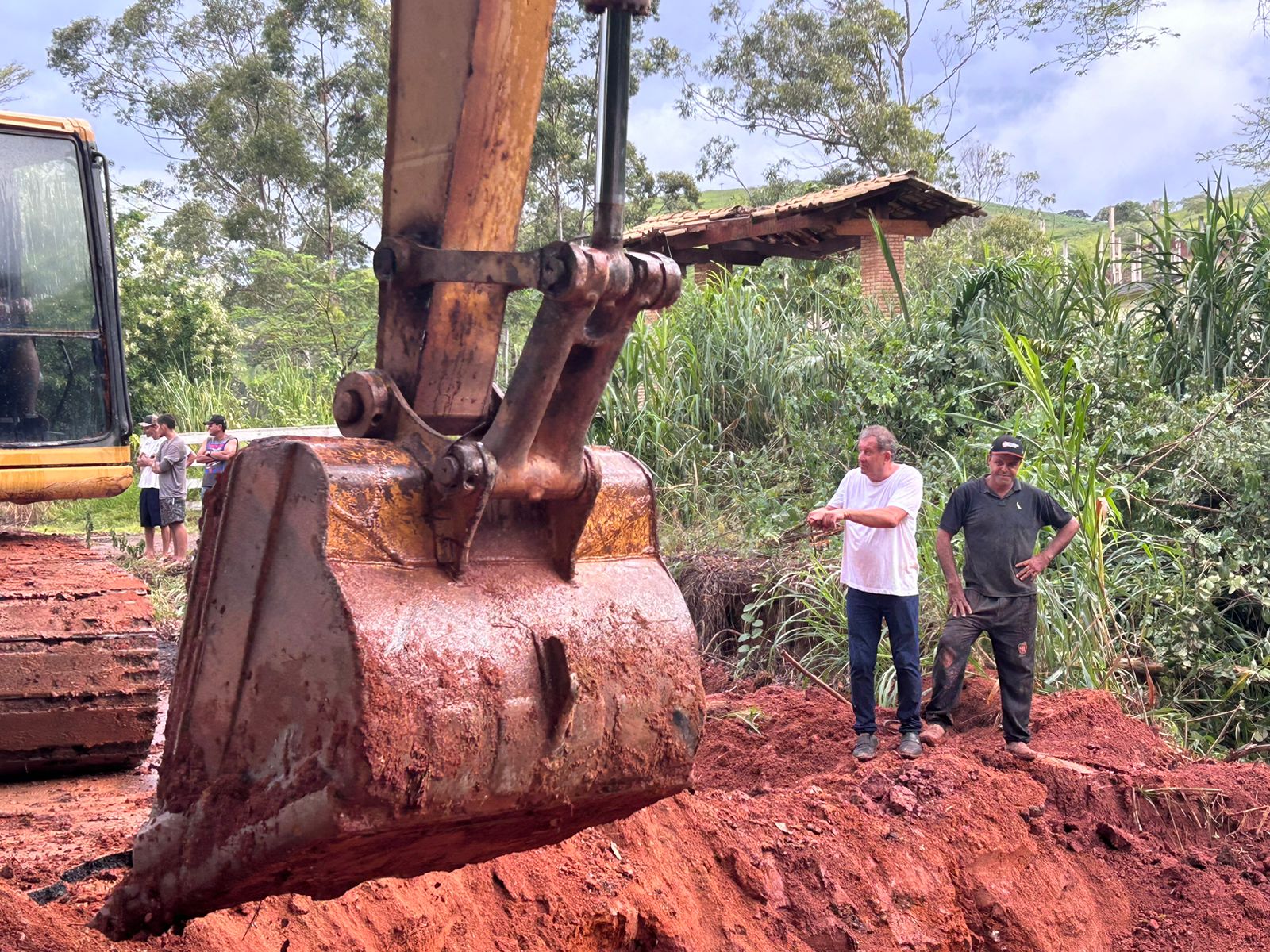 PREFEITURA ASSUME RECUPERAÇÃO DE TRECHO DA MG-425 APÓS ASFALTO CEDER